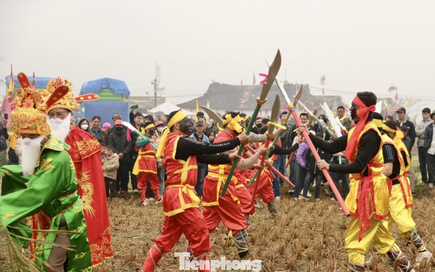 Trình diễn tục hèm đánh trận sôi nổi. Trình diễn tục hèm đánh trận sôi nổi.