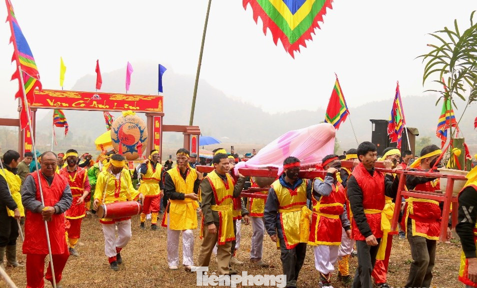 Màn rước "tàng thinh" và "mặt nguyệt" thu hút sự chú ý của du khách. Màn rước "tàng thinh" và "mặt nguyệt" thu hút sự chú ý của du khách.