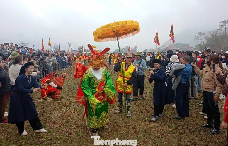 Biểu diễn tiết mục trong lễ hội Ná Nhèm. Biểu diễn tiết mục trong lễ hội Ná Nhèm.