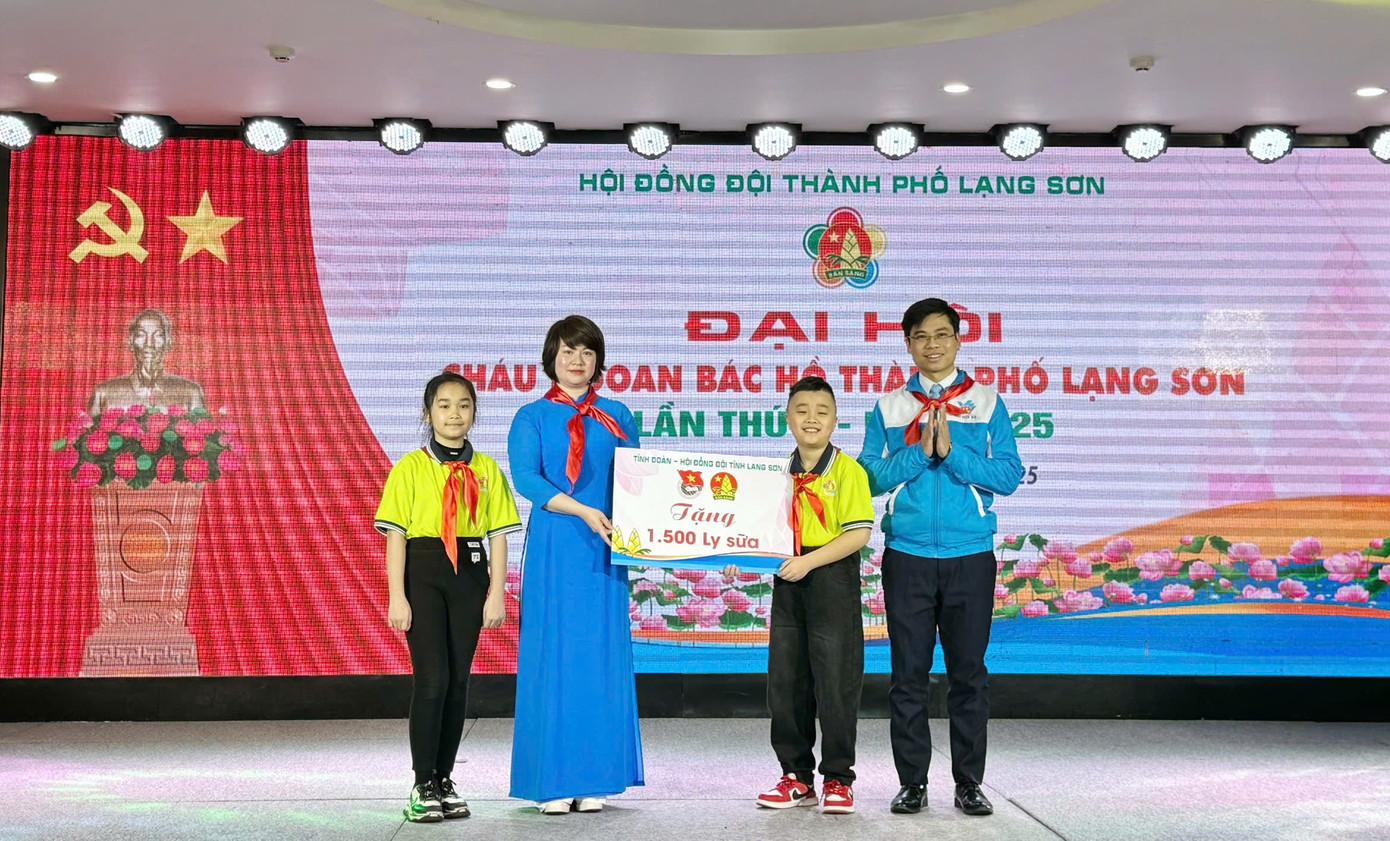 Tỉnh Đoàn- Hội đồng Đội tỉnh Lạng Sơn trao quà cho các em thiếu niên, nhi đồng thành phố Lạng Sơn. Tỉnh Đoàn- Hội đồng Đội tỉnh Lạng Sơn trao quà cho các em thiếu niên, nhi đồng thành phố Lạng Sơn.