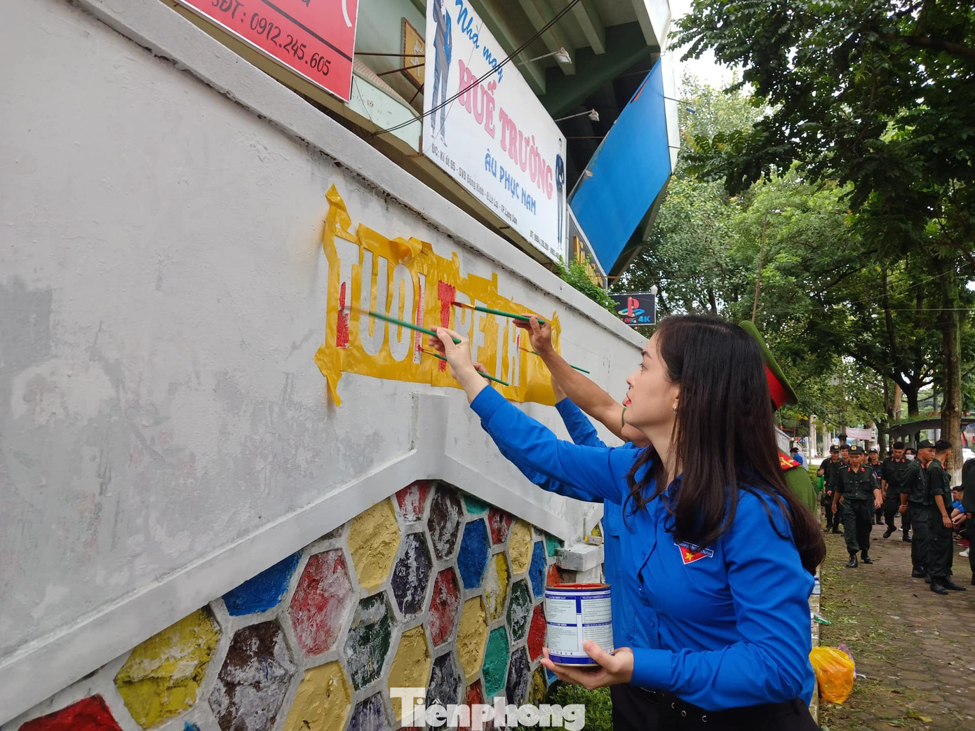 Tuổi trẻ địa phương tham gia làm đẹp tường khu phố. Ảnh: Duy Chiến Tuổi trẻ địa phương tham gia làm đẹp tường khu phố. Ảnh: Duy Chiến