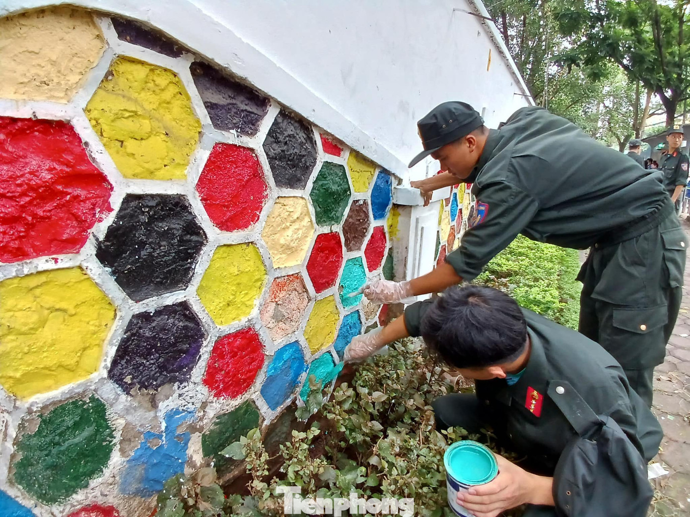 Đoàn viên, thanh niên Cảnh sát cơ động thực hiện công việc làm đẹp tường nhà, ngõ phố. Ảnh: Duy Chiến Đoàn viên, thanh niên Cảnh sát cơ động thực hiện công việc làm đẹp tường nhà, ngõ phố. Ảnh: Duy Chiến