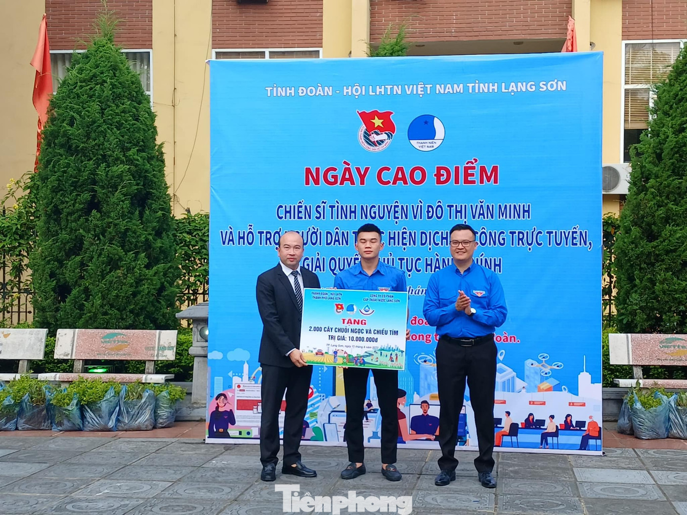 Các đơn vị đồng hành trao tặng biển hỗ trợ chương trình. Các đơn vị đồng hành trao tặng biển hỗ trợ chương trình.