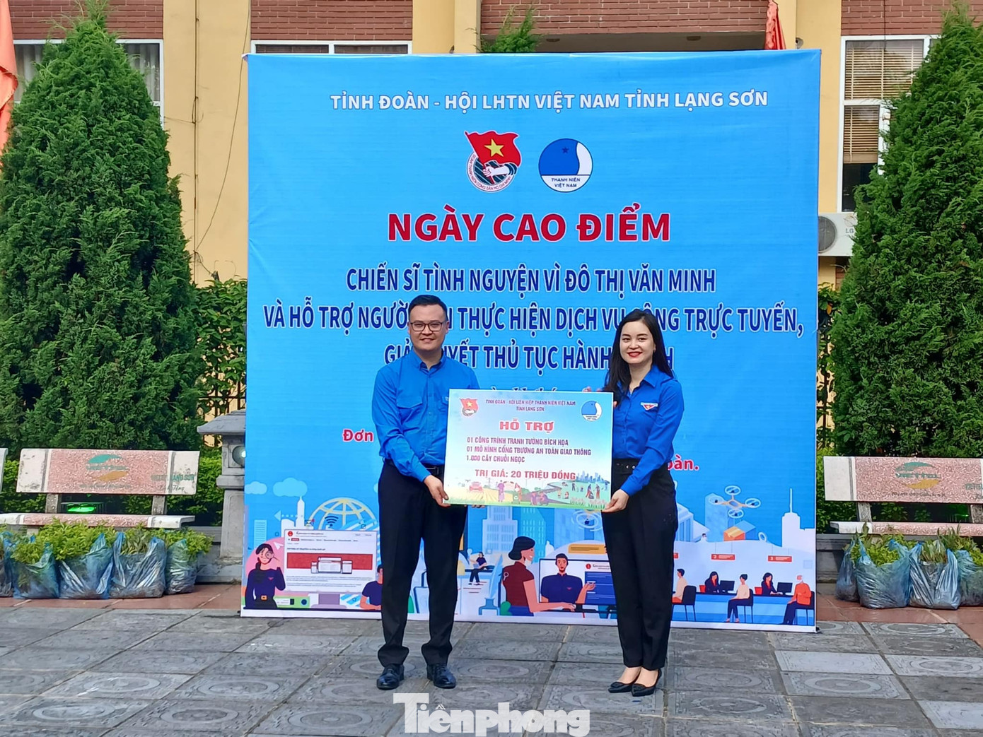 Chị Đinh Thị Anh Thư, Bí thư Tỉnh Đoàn Lạng Sơn (phải) trao biển hỗ trợ nguồn lực thực hiện các công việc tình nguyện cho Thành Đoàn Lạng Sơn. Ảnh: Duy Chiến Chị Đinh Thị Anh Thư, Bí thư Tỉnh Đoàn Lạng Sơn (phải) trao biển hỗ trợ nguồn lực thực hiện các công việc tình nguyện cho Thành Đoàn Lạng Sơn. Ảnh: Duy Chiến