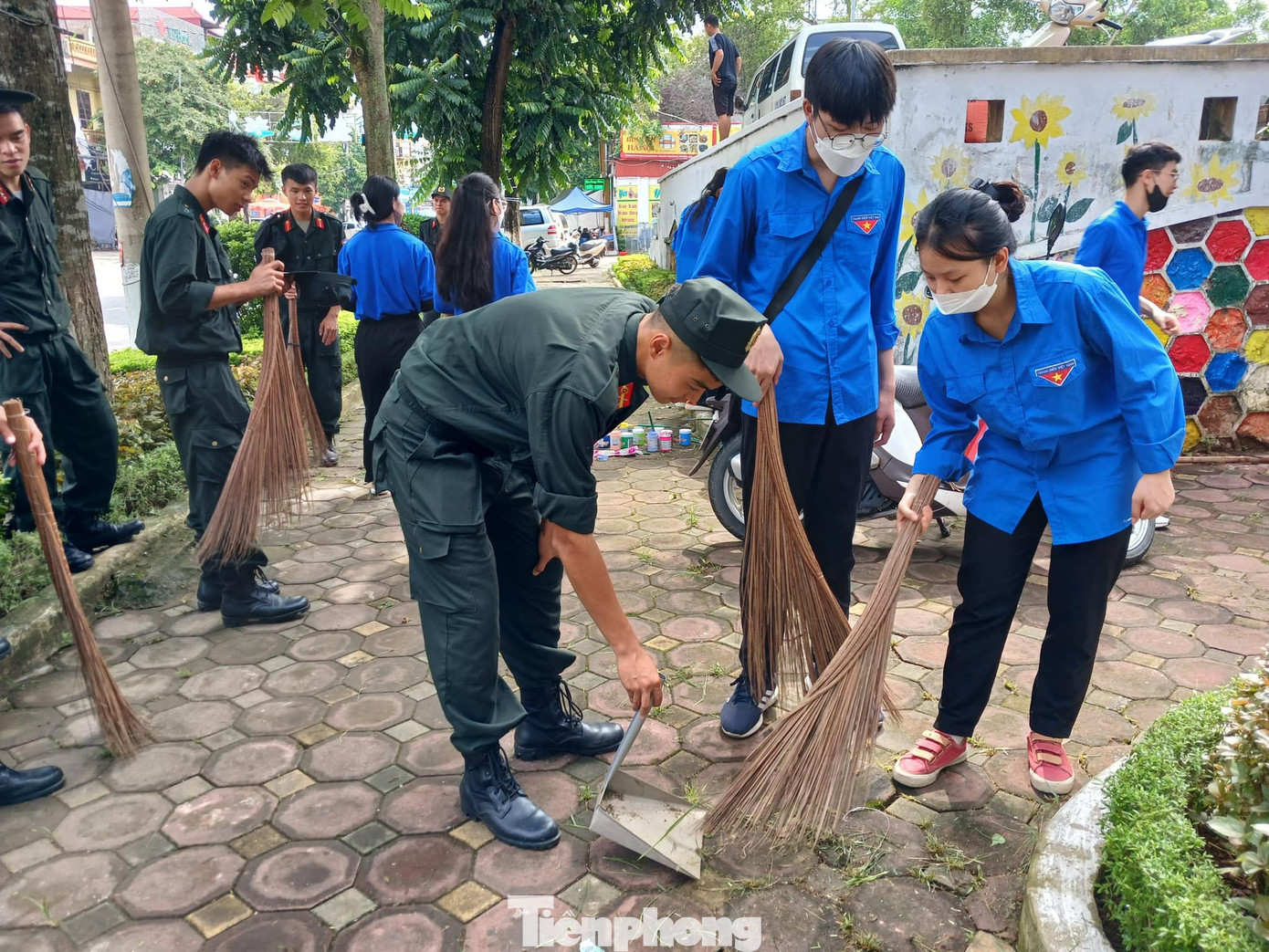 Các lực lượng tham gia vệ sinh đường phố. Tuổi trẻ Lạng Sơn hưởng ứng chiến dịch tình nguyện vì đô thị văn minh. Ảnh: Duy Chiến Các lực lượng tham gia vệ sinh đường phố. Tuổi trẻ Lạng Sơn hưởng ứng chiến dịch tình nguyện vì đô thị văn minh. Ảnh: Duy Chiến