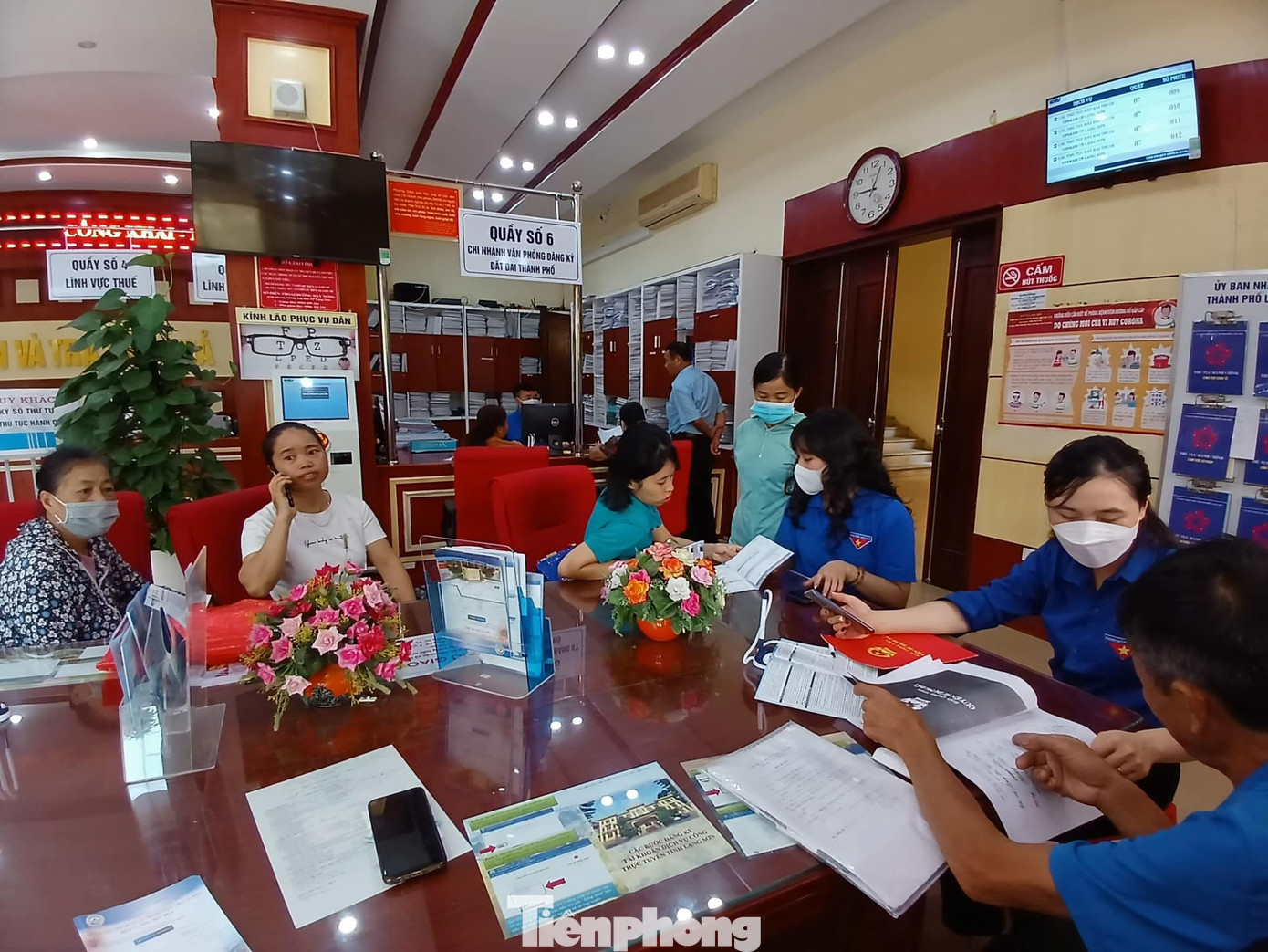 Hướng dẫn, tiến hành các công việc cải cách hành chính cho người dân. Ảnh: Duy Chiến Hướng dẫn, tiến hành các công việc cải cách hành chính cho người dân. Ảnh: Duy Chiến