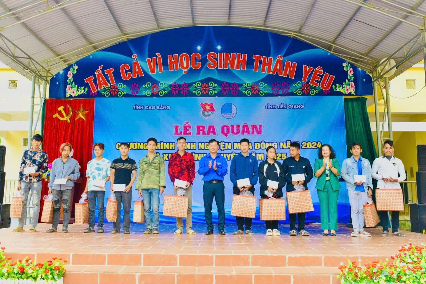 Đoàn viên, thanh niên có hoàn cảnh khó khăn nhận quà của Ban tổ chức.