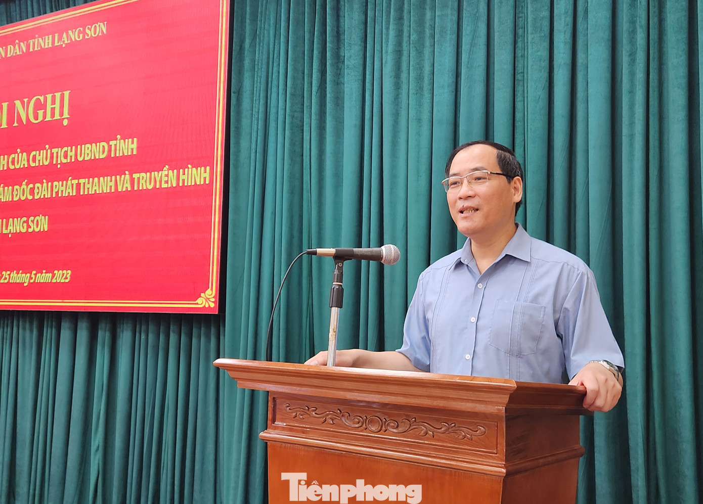 Phó Chủ tịch Thường trực UBND tỉnh Lạng Sơn Dương Xuân Huyên mong muốn 2 cán bộ vừa được bổ nhiệm nỗ lực hơn nữa, xứng đáng với kỳ vọng của lãnh đạo tỉnh. Ảnh: Duy Chiến