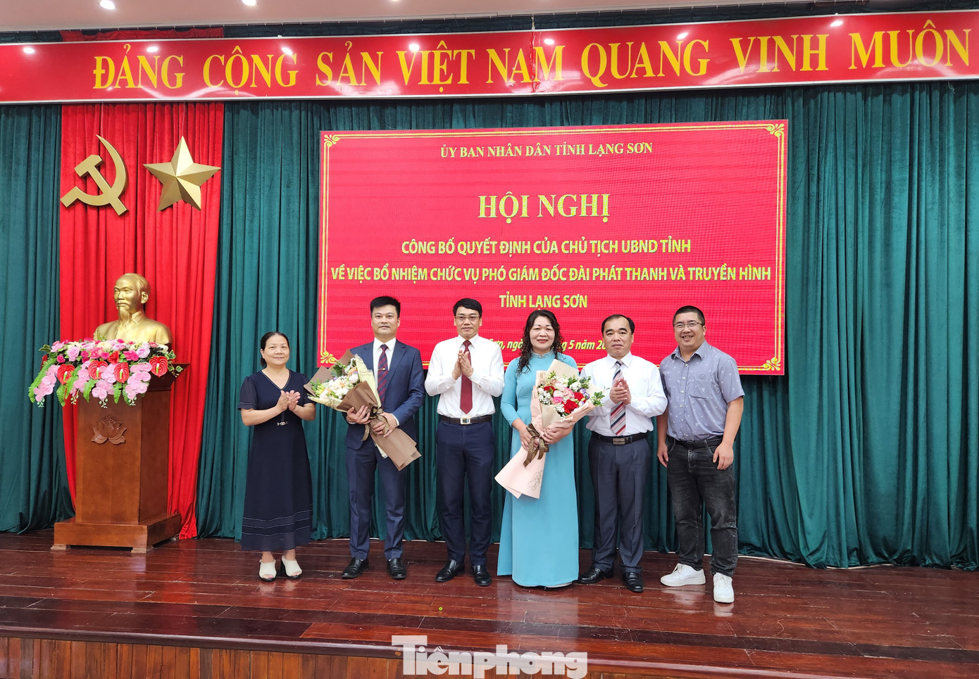 Tập thể lãnh đạo Đài PTTH tỉnh tặng hoa chúc mừng 2 tân Phó Giám đốc Đài PTTH tỉnh Lạng Sơn. Ảnh: Duy Chiến