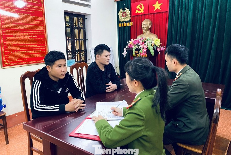 Hai đối tượng Cẩm và Thanh (bìa trái) khai nhận hành vi tại cơ quan điều tra,