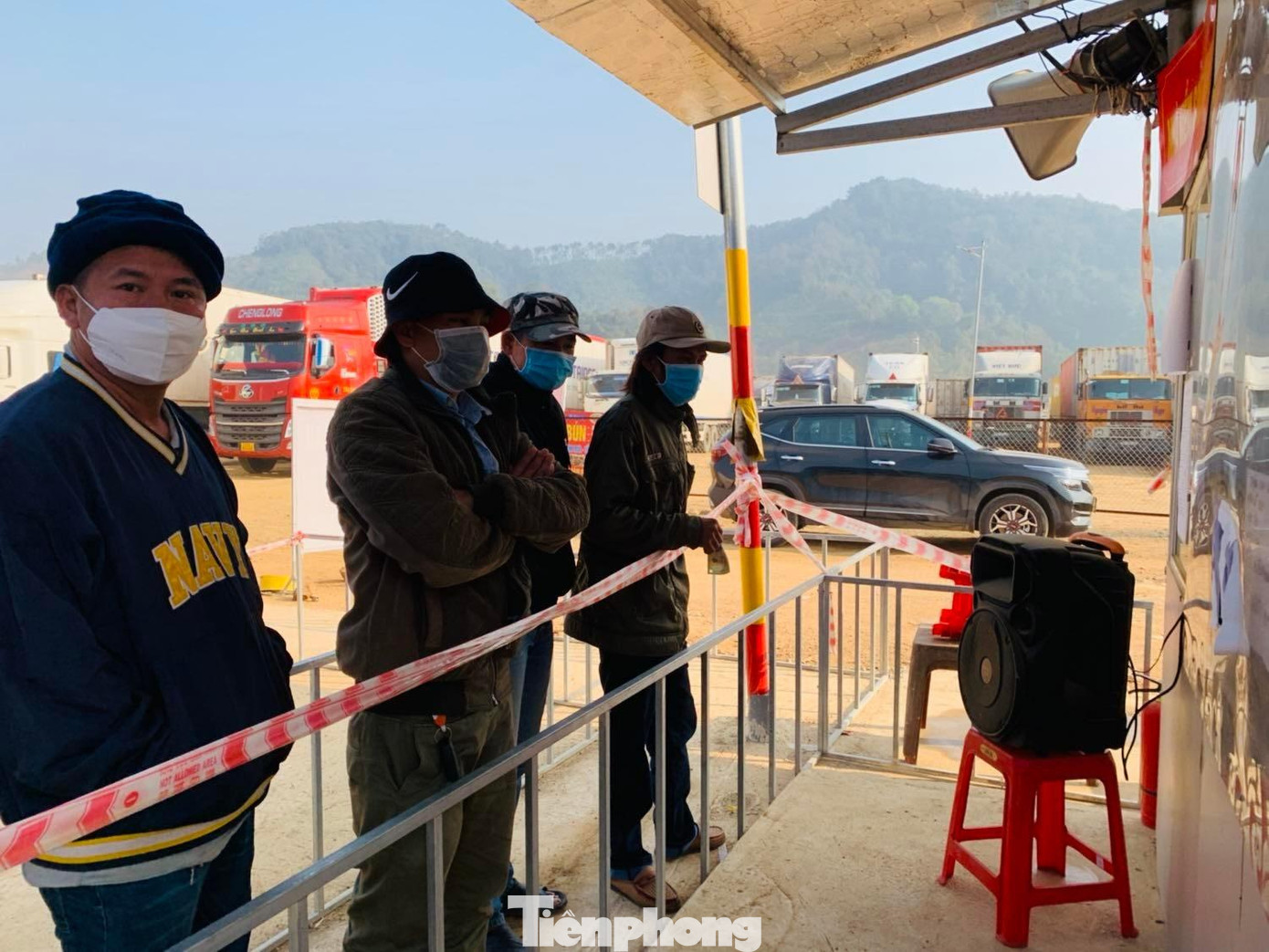 Các lái xe chở hàng nông sản đăng ký xếp "lốt" thứ tự di chuyển ở bãi trung chuyển Bản Liếp (xã Phú Xá, huyện Cao Lộc) -Ảnh: Duy Chiến Các lái xe chở hàng nông sản đăng ký xếp "lốt" thứ tự di chuyển ở bãi trung chuyển Bản Liếp (xã Phú Xá, huyện Cao Lộc) -Ảnh: Duy Chiến