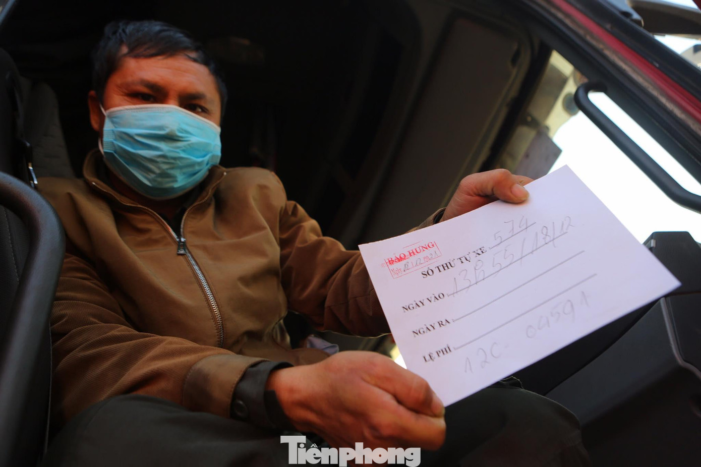 Nhiều lái xe bức xúc kể lại, họ có số thứ tự nhưng lại bị lùi về phía sau, ăn chực, nằm chờ ở bãi trung chuyển trên 10 ngày -Ảnh: Duy Chiến Nhiều lái xe bức xúc kể lại, họ có số thứ tự nhưng lại bị lùi về phía sau, ăn chực, nằm chờ ở bãi trung chuyển trên 10 ngày -Ảnh: Duy Chiến