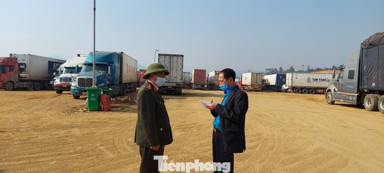 Trung tá Trần Văn Điền, Đội trưởng Tổ kiểm soát bãi trung chuyển hàng hóa trả lời phỏng vấn của PV Tiền Phong cuối tháng 12 năm 2021 -Ảnh: PV Trung tá Trần Văn Điền, Đội trưởng Tổ kiểm soát bãi trung chuyển hàng hóa trả lời phỏng vấn của PV Tiền Phong cuối tháng 12 năm 2021 -Ảnh: PV