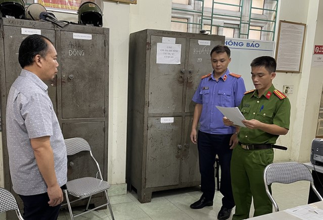 Đối tượng Đỗ Trung Phúc (bìa trái) nghe lệnh khởi tố bị can. Đối tượng Đỗ Trung Phúc (bìa trái) nghe lệnh khởi tố bị can.