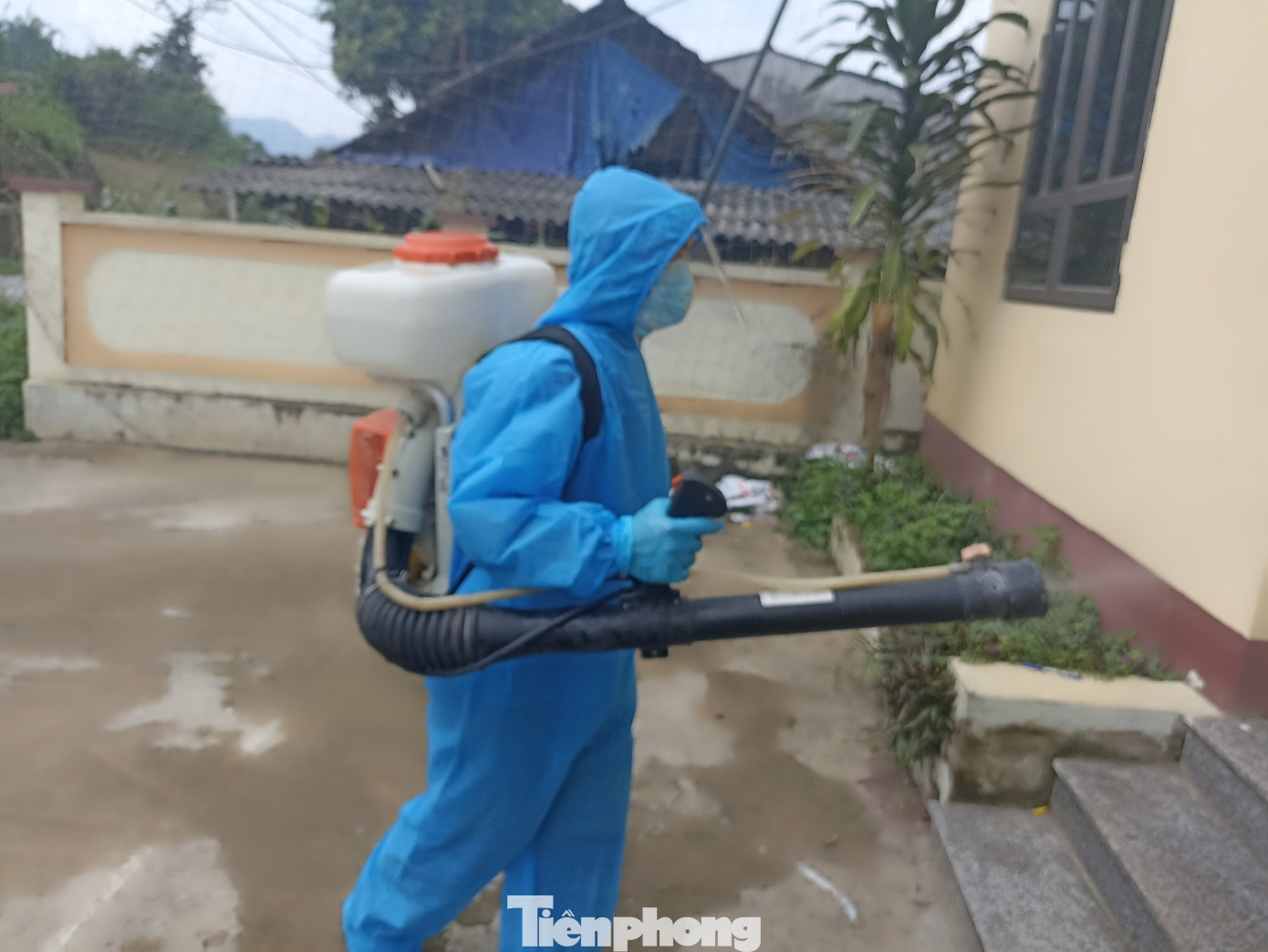 Ngành Y tế Bắc Kạn khẩn trương phun khử khuẩn khu vực thôn Nà Lầu, xã Mỹ Phương, huyện Ba Bể. Ảnh: H. C Ngành Y tế Bắc Kạn khẩn trương phun khử khuẩn khu vực thôn Nà Lầu, xã Mỹ Phương, huyện Ba Bể. Ảnh: H. C