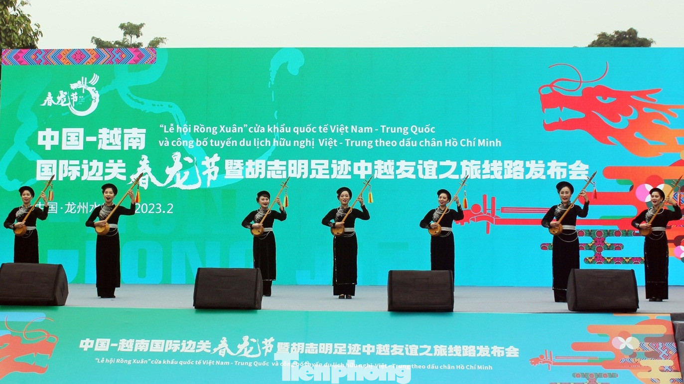 Đoàn tỉnh Cao Bằng (Việt Nam) tham gia tiết mục đậm đà bản sắc dân tộc (Ảnh: CB).