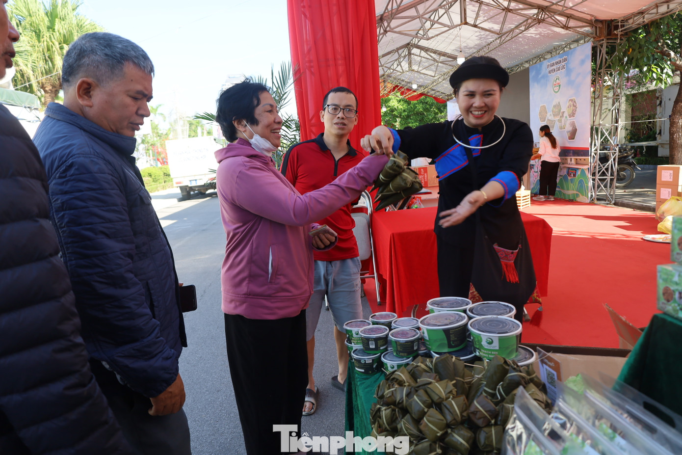 Quảng bá những sản vật đặc trưng, riêng có của các tỉnh vùng Đông Bắc. Ảnh: Duy Chiến.