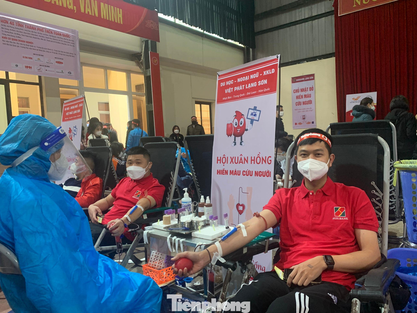 Nhiều đoàn viên, thanh niên đang công tác tại các cơ quan, ban ngành ở địa phương, tranh thủ ngày nghỉ thứ 7 đi hiến máu -Ảnh: Duy Chiến