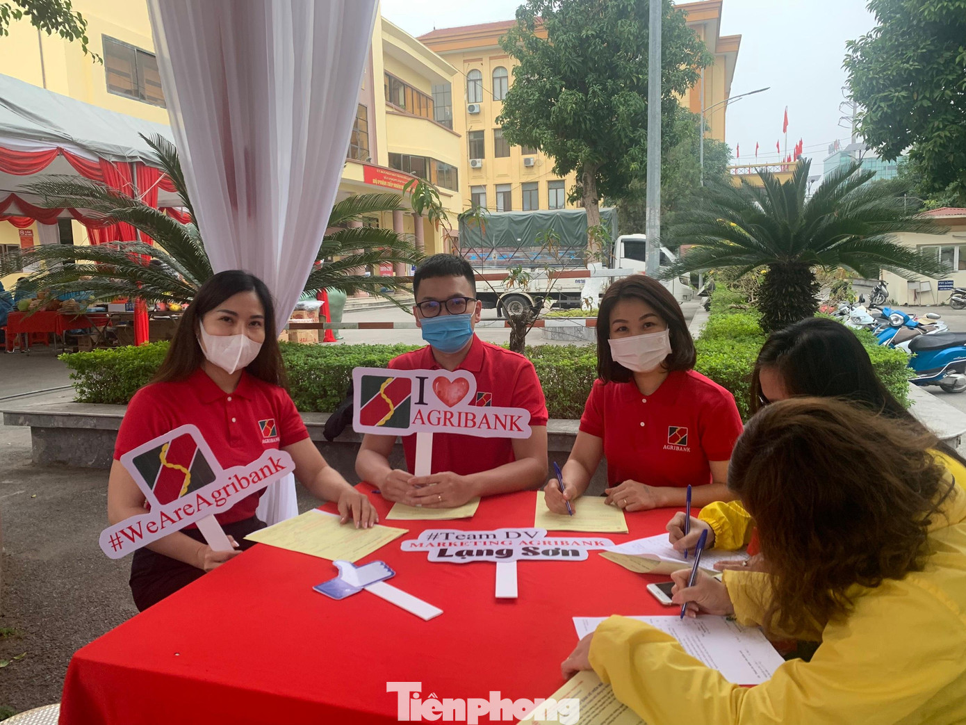 Tuổi trẻ Ngân hàng AGRIBANK- chi nhánh Lạng Sơn hồ hởi tham gia chương trình -Ảnh: Duy Chiến