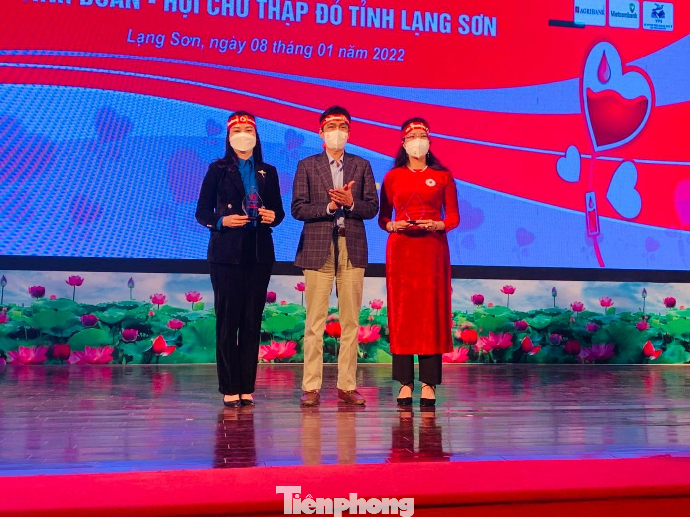 Đại diện báo Tiền Phong (giữa) trao cúp lưu niệm cho Hội Chữ Thập Đỏ và Tỉnh đoàn Lạng Sơn là những đơn vị đồng hành cùng chương trình -Ảnh: Duy Chiến