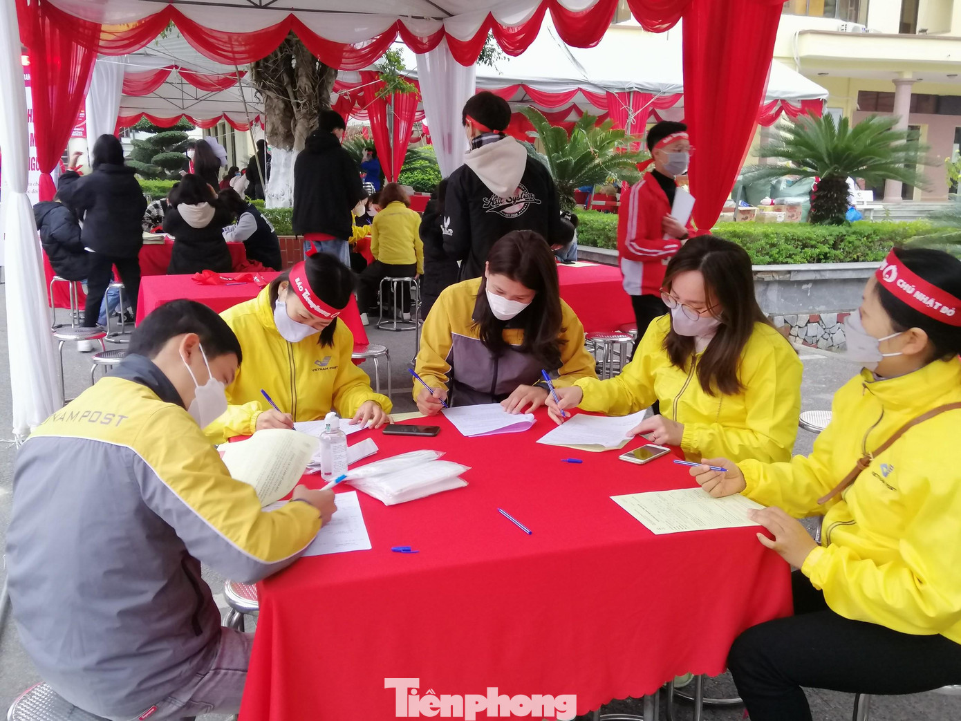 Đoàn viên, thanh niên Bưu điện Lạng Sơn tham gia hiến máu tình nguyện rất nhiệt tình.