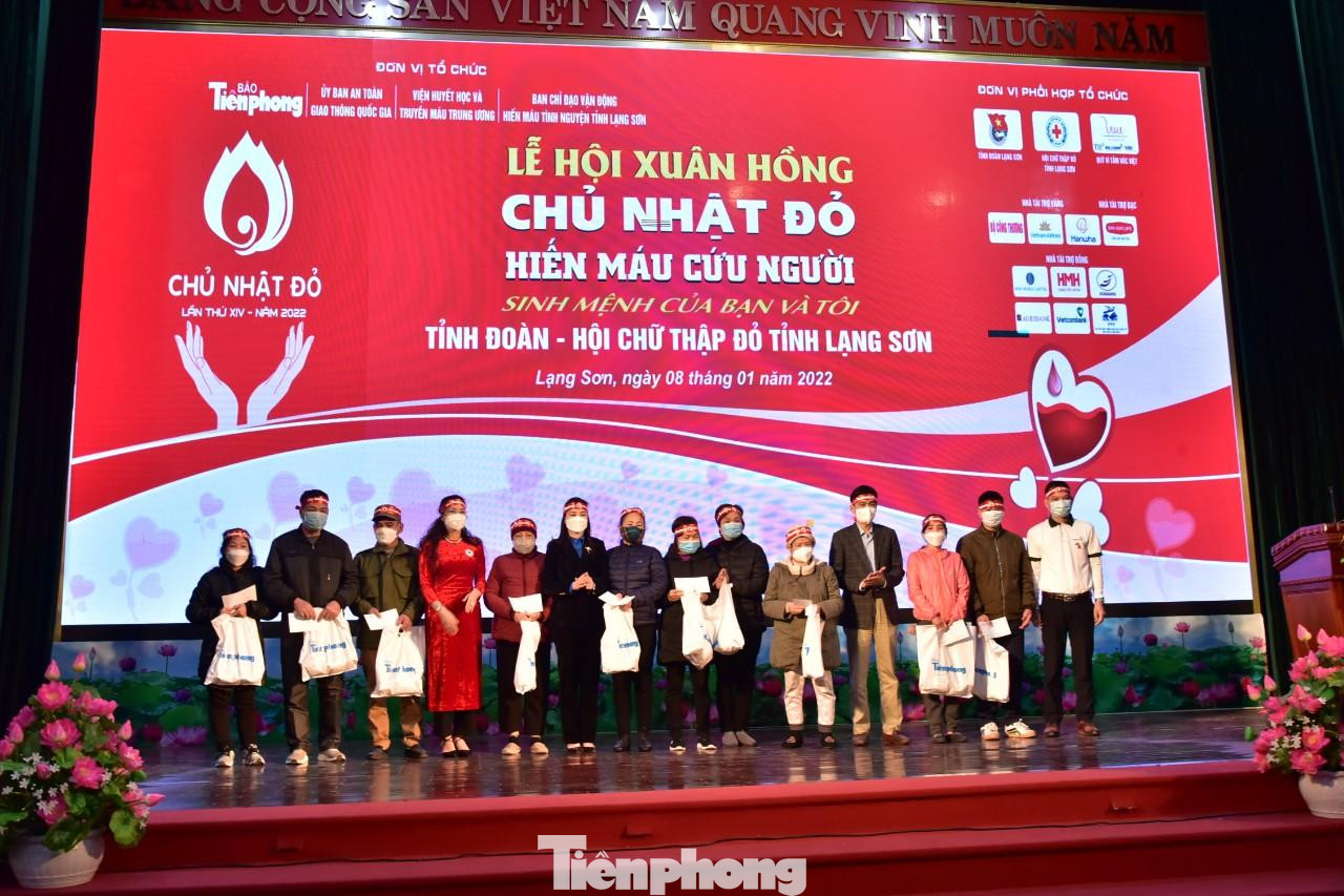 Ban tổ chức &quot;Lễ hội xuân Hồng- Chủ nhật Đỏ 2022&quot; tặng quà động viên cho 10 gia đình, bệnh nhân nghèo, khó khăn trên địa bàn -Ảnh: Duy Chiến