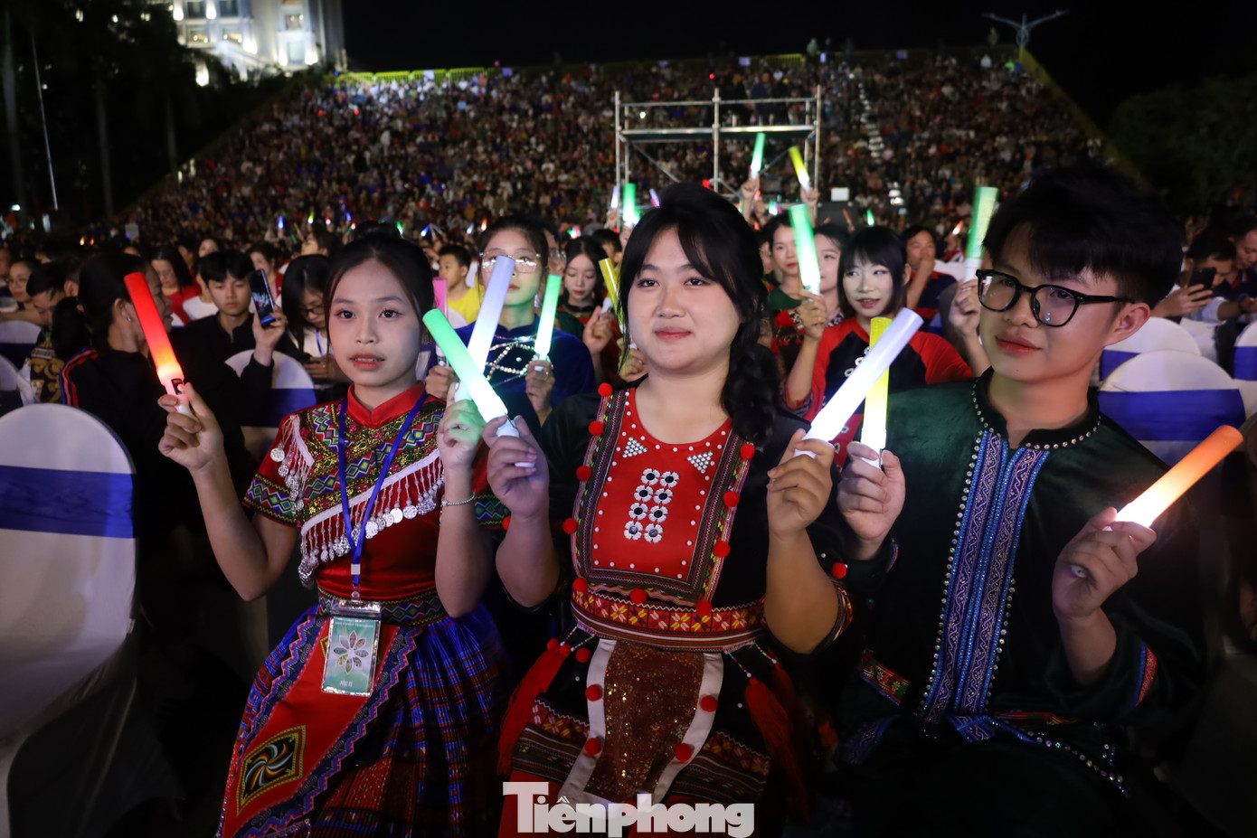 Đông đảo thiếu niên, nhi đồng và nhân dân tham dự, cổ vũ chương trình.