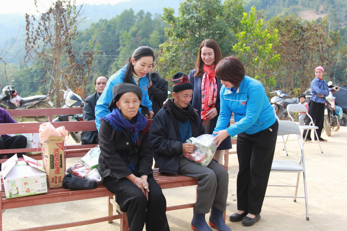 Lãnh đạo Tỉnh Đoàn- Hội đồng Đội tỉnh Lạng Sơn tặng quà người dân đến khám bệnh miễn phí.