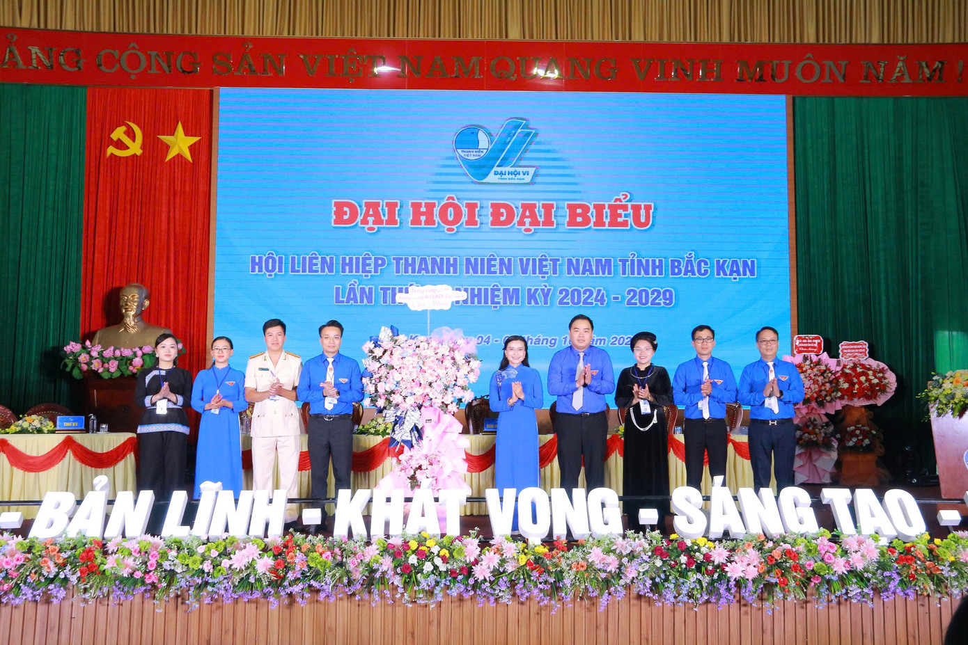 Trung ương Đoàn- Trung ương Hội LHTN Việt Nam tặng hoa chúc mừng Đại hội.