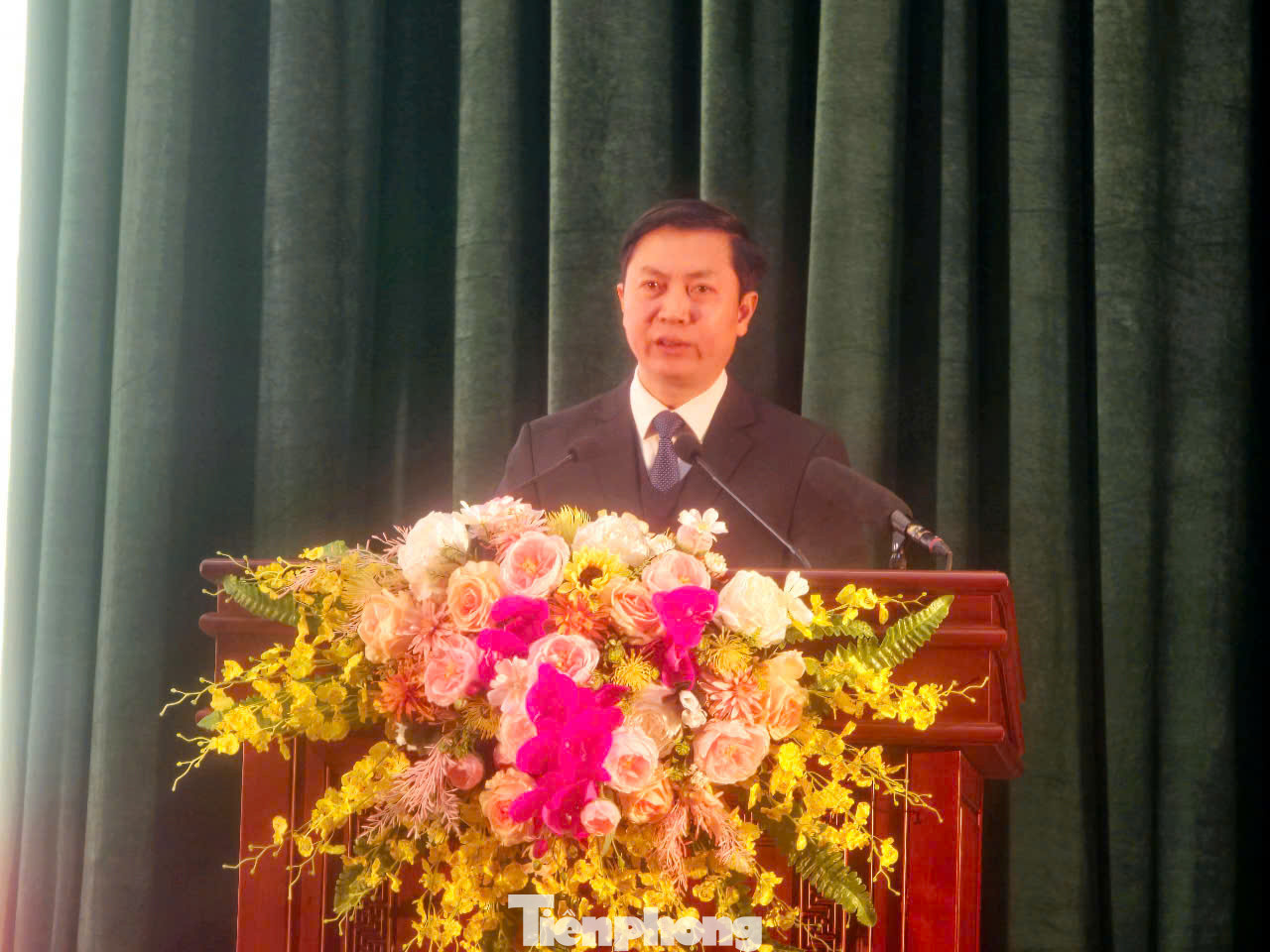 Để lãnh đạo triển khai có hiệu quả, ngày 25/10/2024, Tỉnh uỷ Lạng Sơn đã ban hành Nghị quyết số 188-NQ/TU về thực hiện Chương trình hỗ trợ xóa nhà tạm, nhà dột nát cho hộ người có công với cách mạng, gia đình chính sách, hộ nghèo, hộ cận nghèo, người dân bị ảnh hưởng bởi thiên tai, biến đổi khí hậu trên địa bàn tỉnh Lạng Sơn. Trong ảnh: Chủ tịch Ủy ban MTTQ Việt Nam tỉnh Lạng Sơn đọc thư kêu gọi chung tay xóa nhà tạm, nhà dột nát tại Lễ phát động.