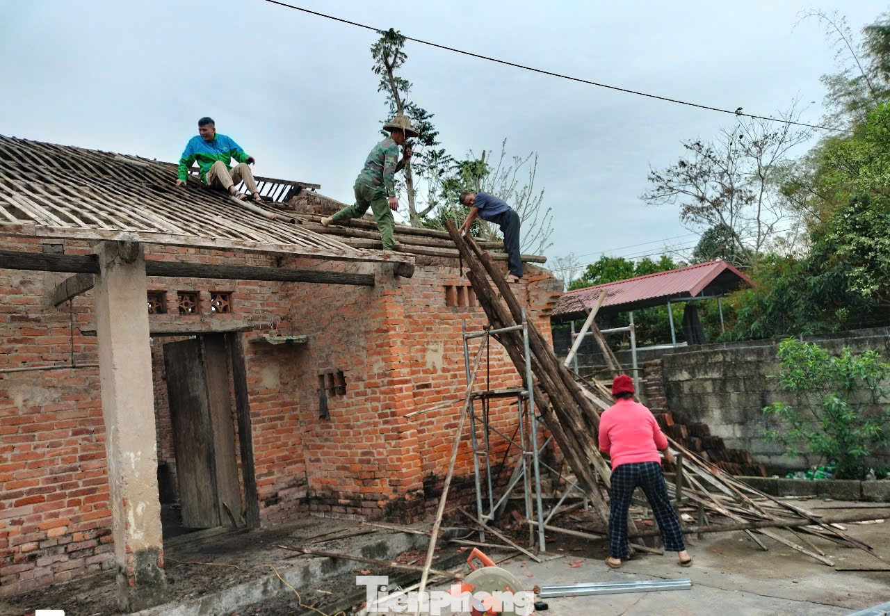 Lạng Sơn là tỉnh miền núi, dân tộc, trên địa bàn lại bị ảnh hưởng thiên tai, đặc biệt là cơn bão số 3 đã ảnh hưởng đến đời sống nhân dân nên số hộ nghèo và hộ cận nghèo trên địa bàn tỉnh là 23.363 hộ, chiếm tỷ lệ 11,36%. Ảnh: Duy Chiến.