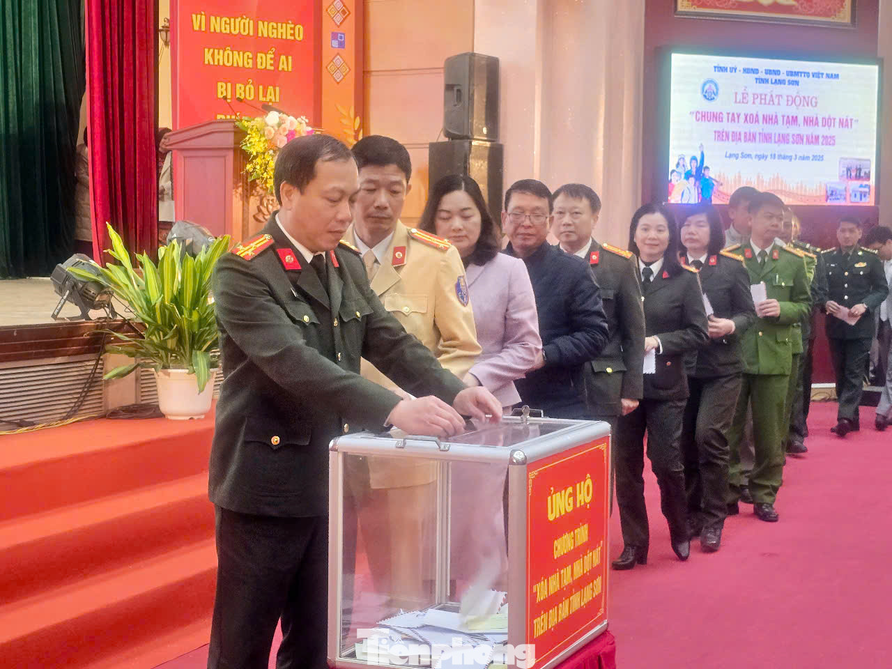 Tại Lễ phát động, nhiều tập thể, cá nhân, cán bộ, chiến sỹ, nhà hảo tâm đã trực tiếp tham gia ủng hộ chương trình "Chung tay xóa nhà tạm, nhà dột nát" trên địa bàn tỉnh Lạng Sơn năm 2025. Ảnh: Duy Chiến.