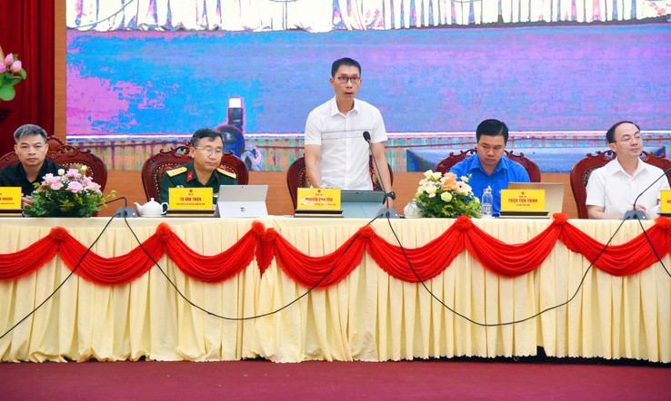 Đại diện các sở, ngành chức năng địa phương giải đáp những ý kiến của thanh niên.