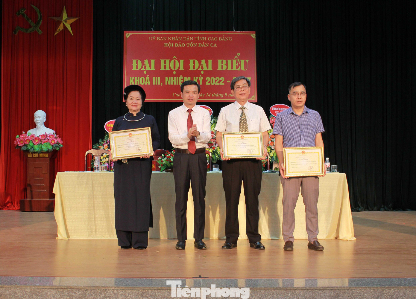 Thừa ủy quyền của Chủ tịch UBND tỉnh Cao Bằng, Trưởng ban Tuyên giáo Tỉnh ủy Bế Thanh Tịnh trao Bằng khen cho 3 tập thể có thành tích xuất sắc. Ảnh: T.Tiên