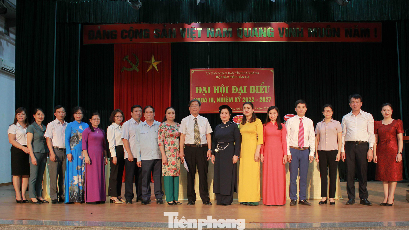 Ban Chấp hành Hội Bảo tồn dân ca các dân tộc tỉnh Cao Bằng khóa mới ra mắt đại hội -Ảnh: T.Tiên