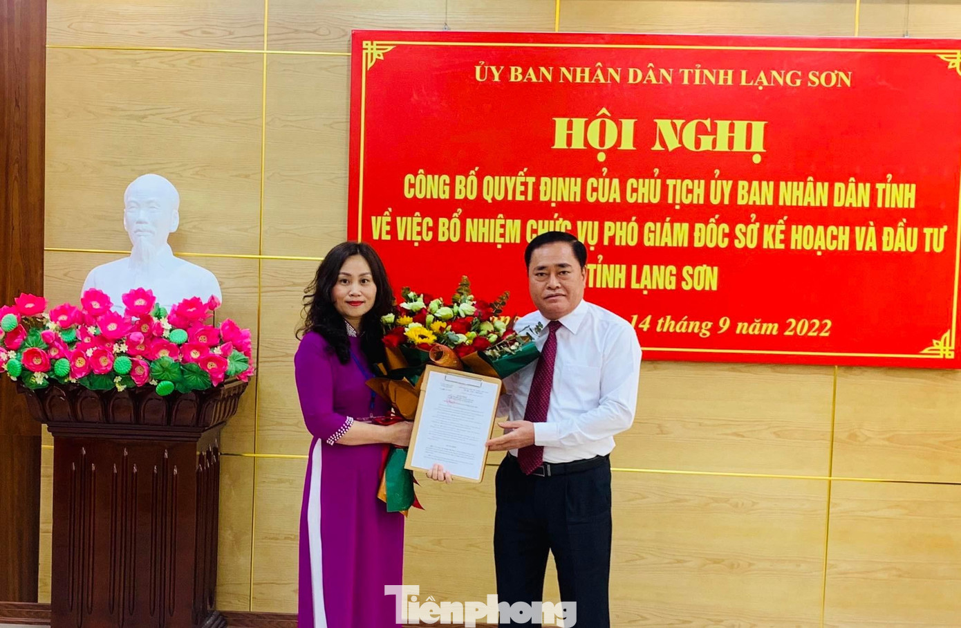Bà Dương Thị Hoan (bìa trái) nhận Quyết định và hoa của Chủ tịch UBND tỉnh Lạng Sơn. Ảnh: Duy Chiến