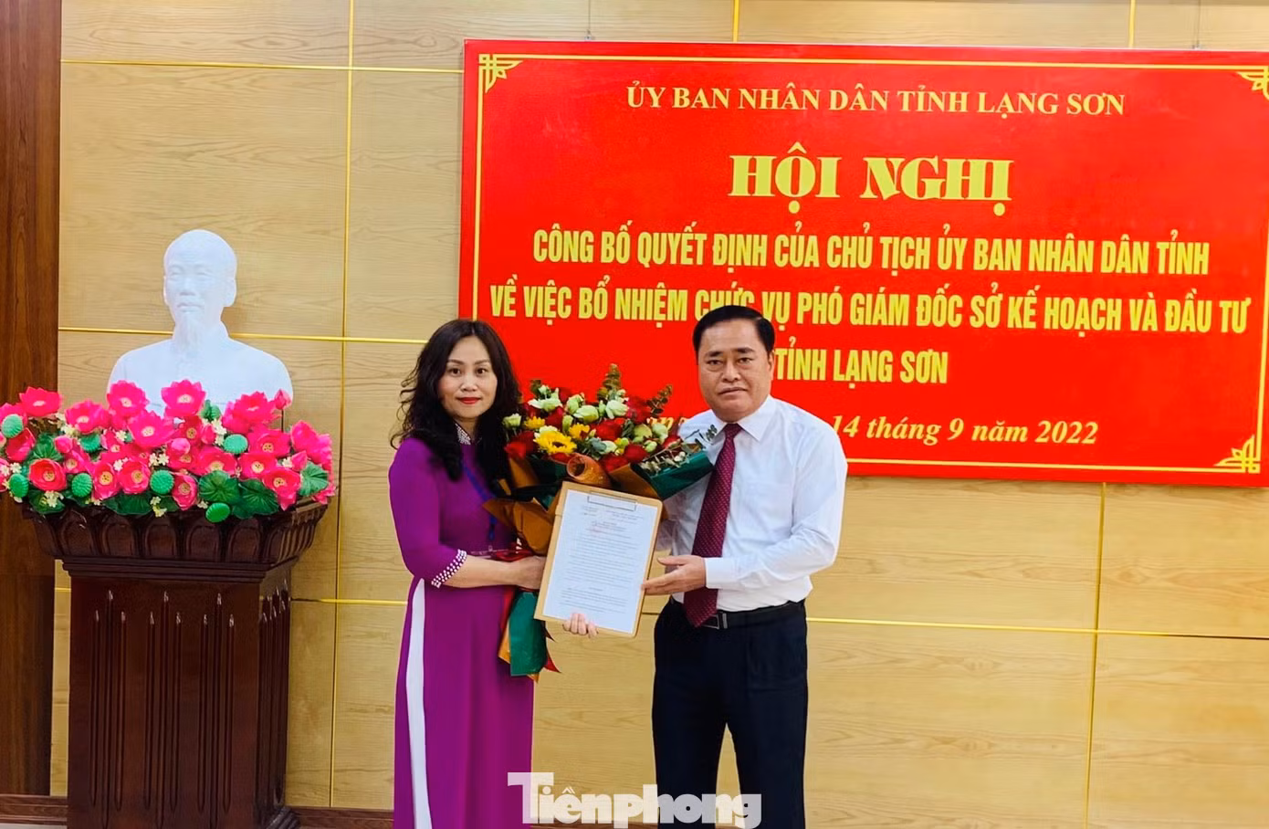 Bà Dương Thị Hoan (bìa trái) nhận Quyết định và hoa của Chủ tịch UBND tỉnh Lạng Sơn. Ảnh: Duy Chiến Bà Dương Thị Hoan (bìa trái) nhận Quyết định và hoa của Chủ tịch UBND tỉnh Lạng Sơn. Ảnh: Duy Chiến