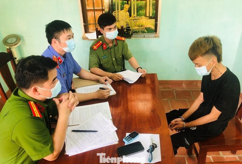 Đối tượng Lại Quốc Dũng (bìa phải) sử dụng công nghệ, mua bán tài khoản ngân hàng trên mạng để chiếm đoạt tài sản -Ảnh: A.K