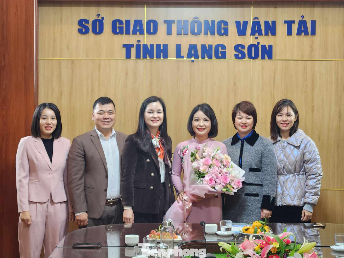 Tân Phó Chánh Văn phòng Ban ATGT tỉnh Lạng Sơn Đàm Thị Thanh Tâm (giữa) nhận hoa chúc mừng của lãnh đạo Tỉnh Đoàn Lạng Sơn. Ảnh: Duy Chiến Tân Phó Chánh Văn phòng Ban ATGT tỉnh Lạng Sơn Đàm Thị Thanh Tâm (giữa) nhận hoa chúc mừng của lãnh đạo Tỉnh Đoàn Lạng Sơn. Ảnh: Duy Chiến