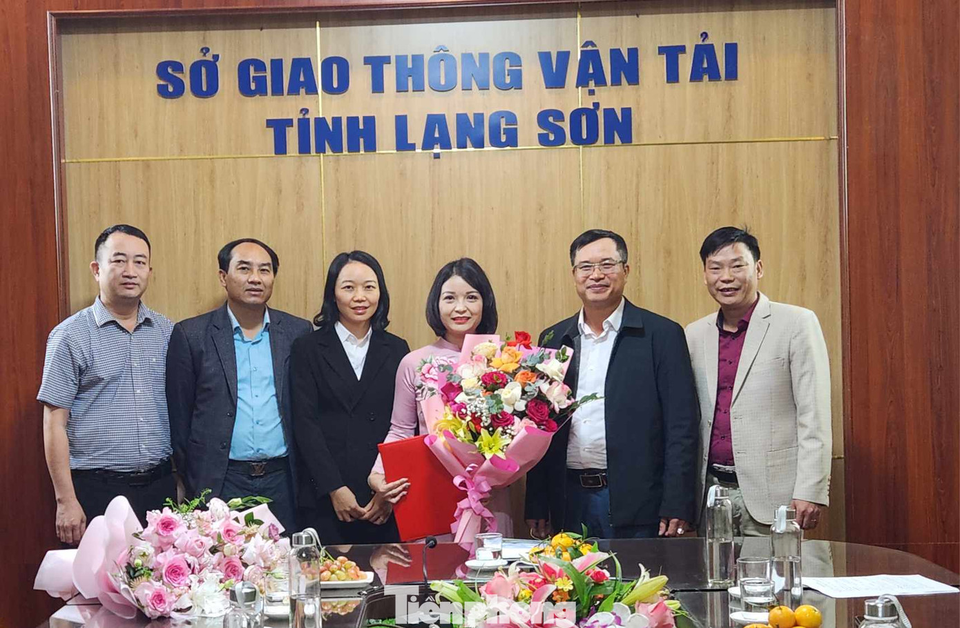 Lãnh đạo Sở GT-VT và Ban ATGT tỉnh Lạng Sơn tặng hoa chúc mừng bà Đàm Thị Thanh Tâm. Ảnh: Duy Chiến Lãnh đạo Sở GT-VT và Ban ATGT tỉnh Lạng Sơn tặng hoa chúc mừng bà Đàm Thị Thanh Tâm. Ảnh: Duy Chiến