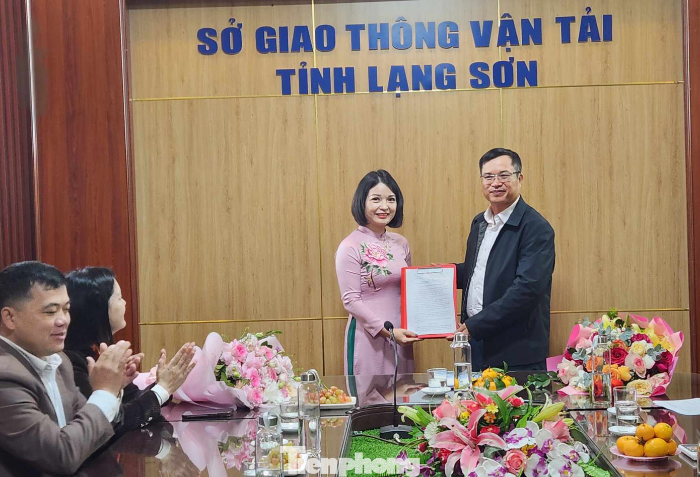 Bà Đàm Thị Thanh Tâm (bìa trái) nhận Quyết định bổ nhiệm của Chủ tịch UBND tỉnh Lạng Sơn. Ảnh: Duy Chiến Bà Đàm Thị Thanh Tâm (bìa trái) nhận Quyết định bổ nhiệm của Chủ tịch UBND tỉnh Lạng Sơn. Ảnh: Duy Chiến