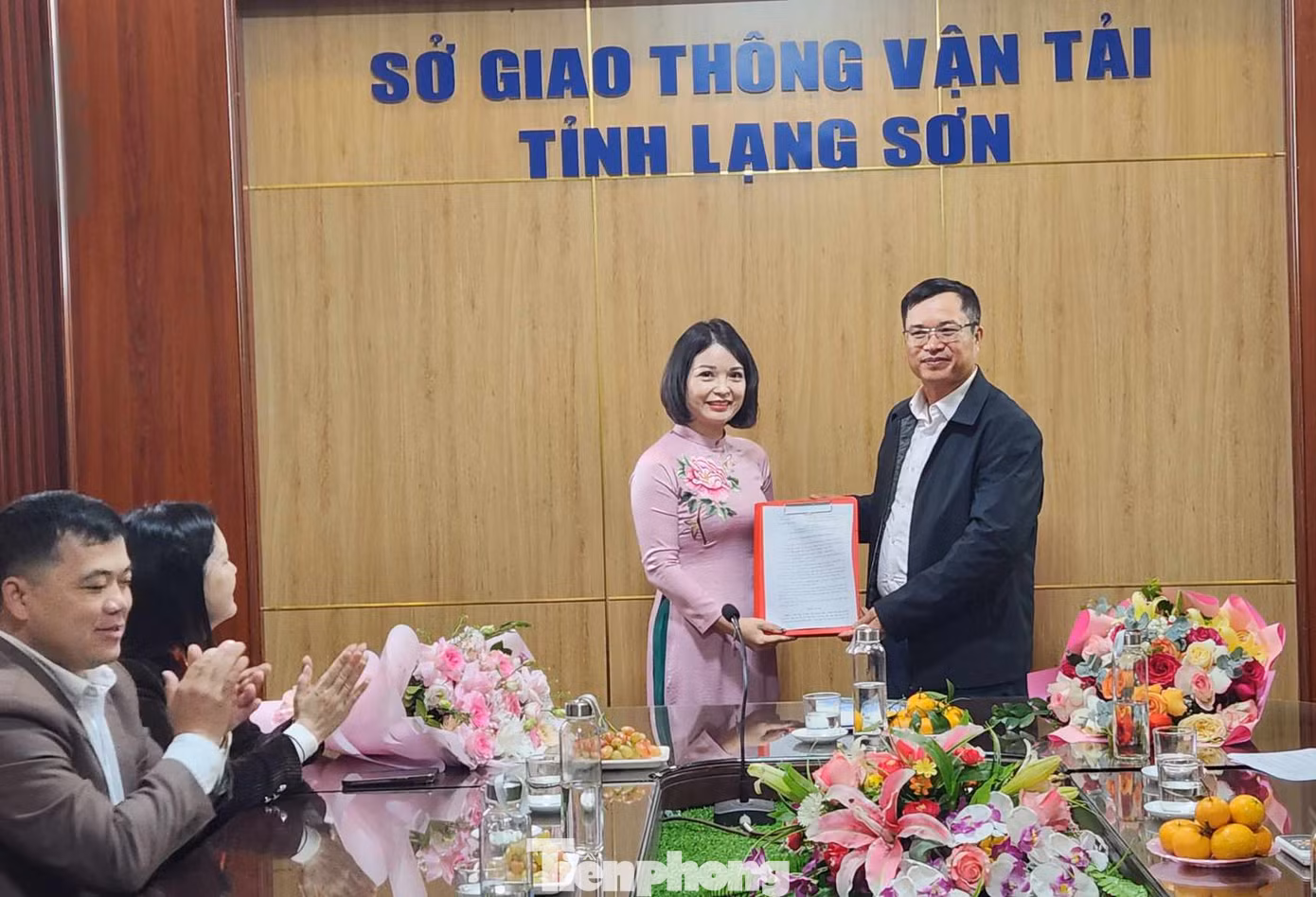 Bà Đàm Thị Thanh Tâm (bìa trái) nhận Quyết định bổ nhiệm của Chủ tịch UBND tỉnh Lạng Sơn. Ảnh: Duy Chiến