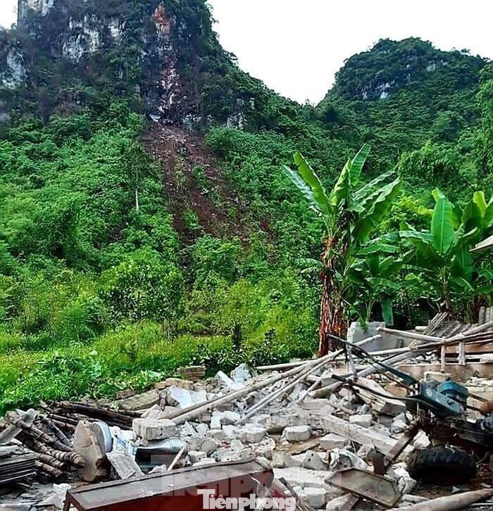 Đá lở đã làm hư hỏng toàn bộ khu chăn nuôi nhà ông Hạp, gây thiệt hại nặng về cơ sở vật chất .Ảnh: L.C Đá lở đã làm hư hỏng toàn bộ khu chăn nuôi nhà ông Hạp, gây thiệt hại nặng về cơ sở vật chất .Ảnh: L.C