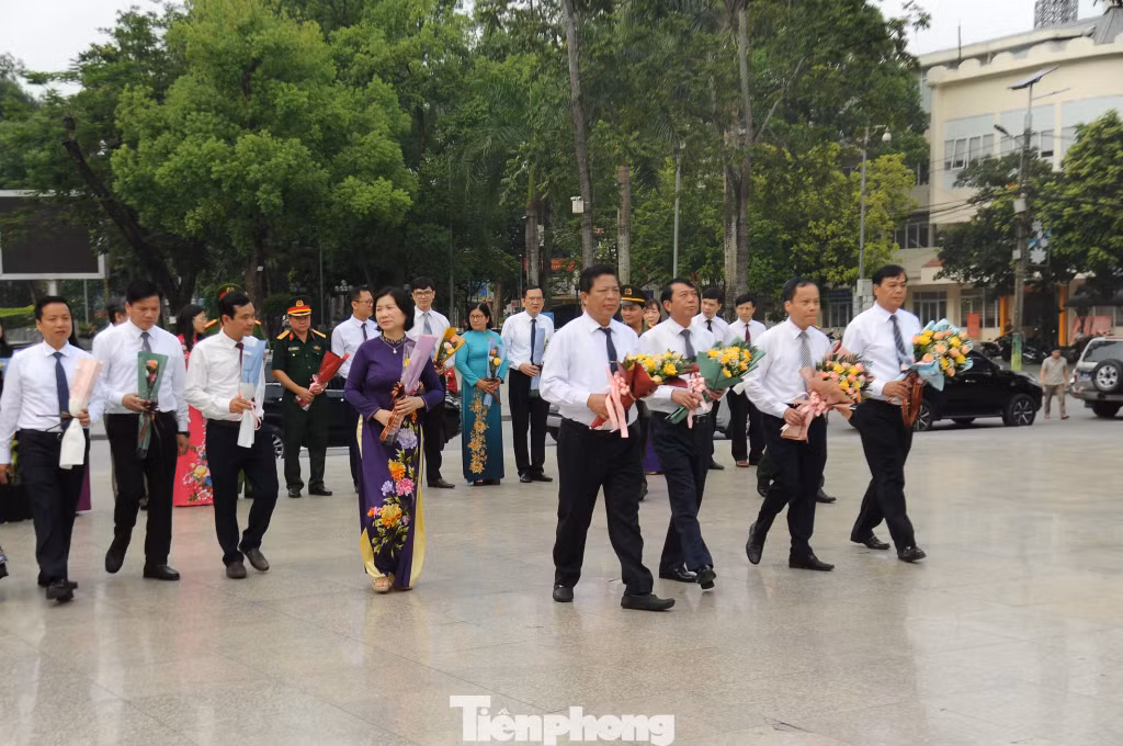 Dâng hoa tưởng niệm Chủ tịch Hồ Chí Minh. Ảnh: V.T Dâng hoa tưởng niệm Chủ tịch Hồ Chí Minh. Ảnh: V.T