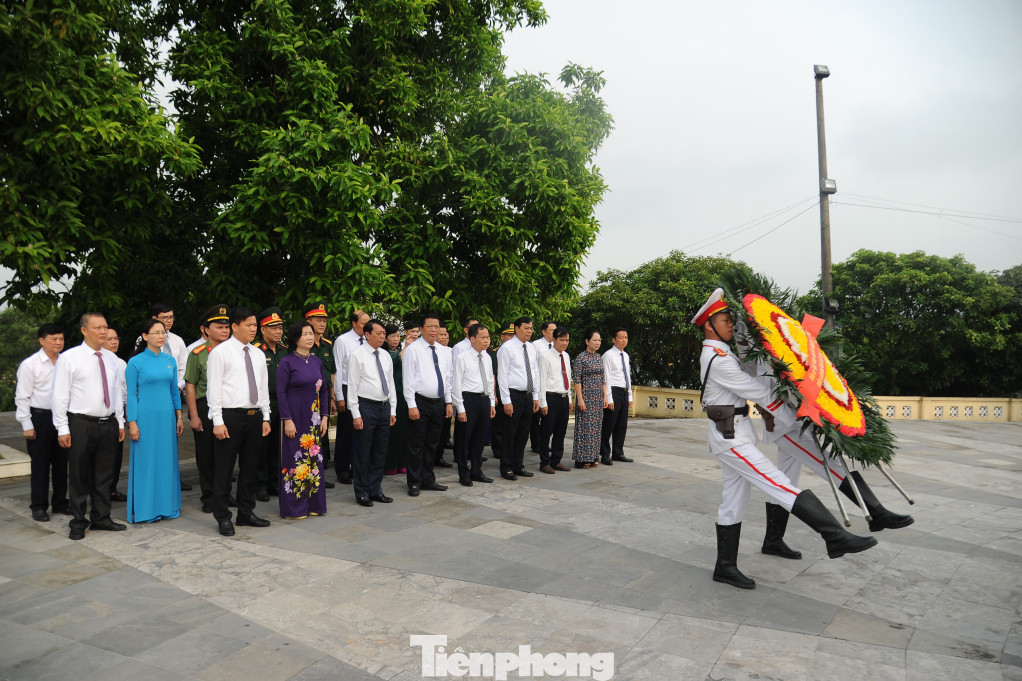 Đoàn đại biểu tỉnh Cao Bằng dâng hương, dâng hoa tại nghĩa trang liệt sỹ địa phương. Ảnh: V.T Đoàn đại biểu tỉnh Cao Bằng dâng hương, dâng hoa tại nghĩa trang liệt sỹ địa phương. Ảnh: V.T