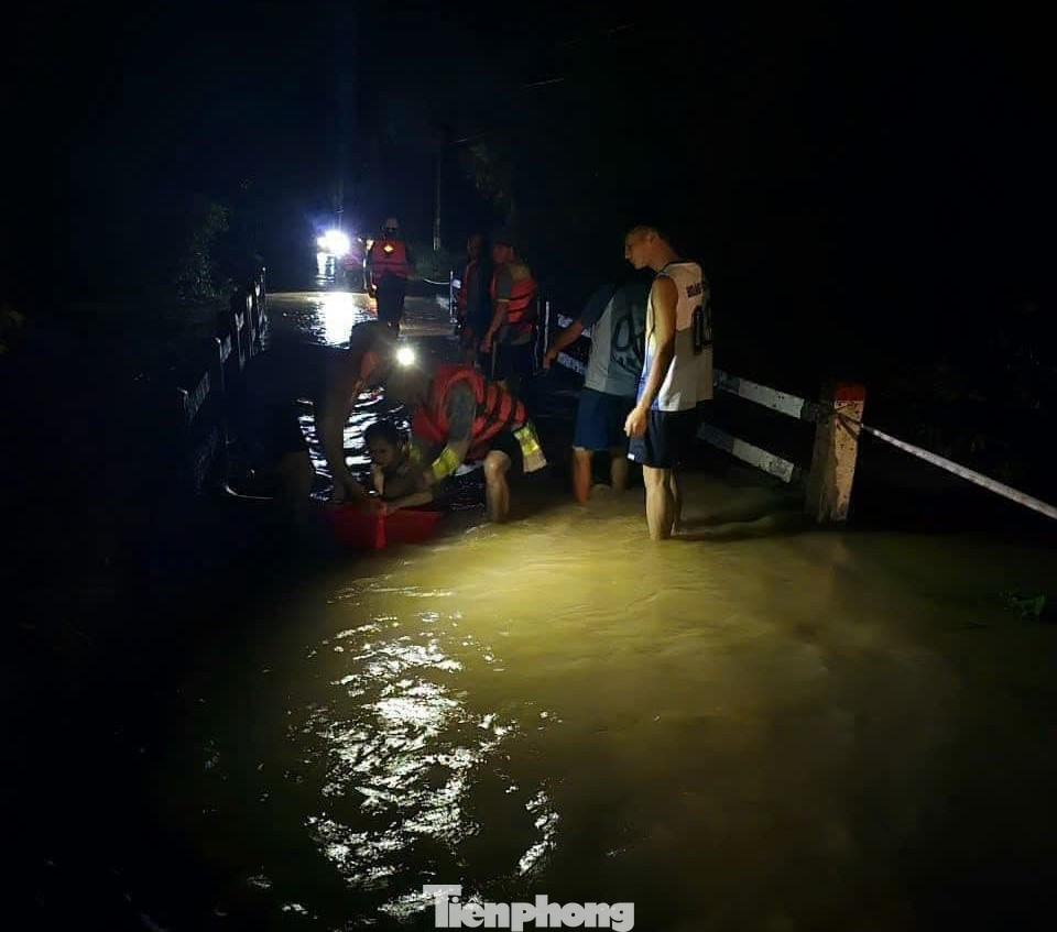 Lực lượng chức năng thâu đêm túc trực tại những địa điểm cầu ngầm, cung đường có nước sâu để không có người qua lại, cứu hộ những trường hợp khẩn cấp.