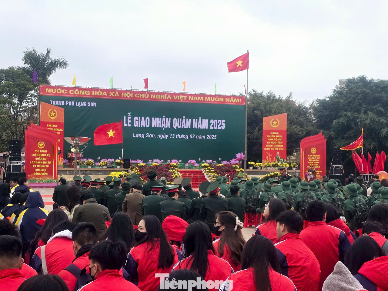 Quang cảnh lễ bàn giao nhận quân ở thành phố Lạng Sơn sáng 13/2. Ảnh: Duy Chiến Quang cảnh lễ bàn giao nhận quân ở thành phố Lạng Sơn sáng 13/2. Ảnh: Duy Chiến