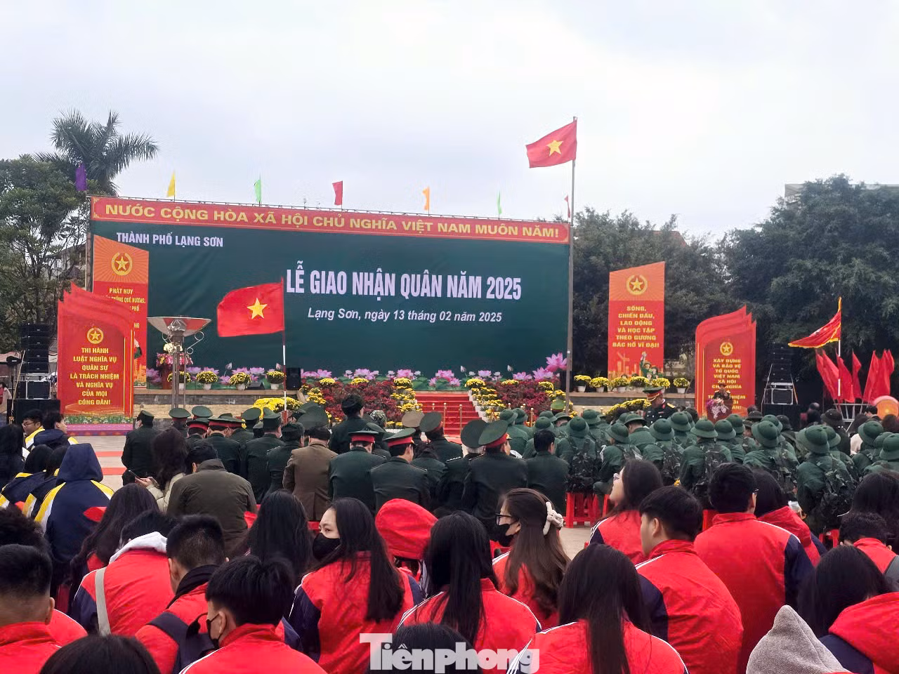 Quang cảnh lễ bàn giao nhận quân ở thành phố Lạng Sơn sáng 13/2. Ảnh: Duy Chiến