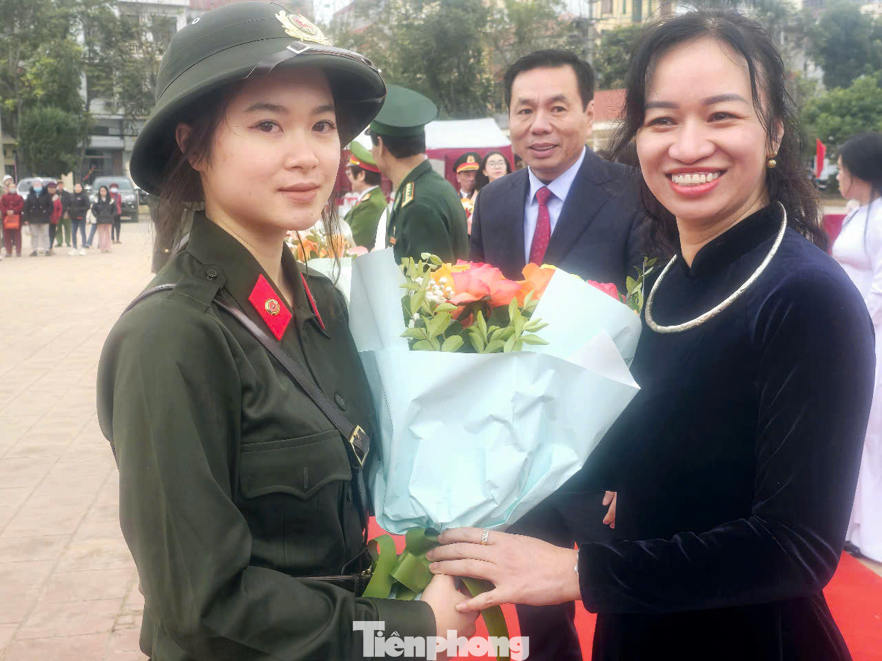 Lãnh đạo Thành ủy Lạng Sơn tặng hoa chúc mừng tân binh Hoàng Thị Ngọc Linh. Ảnh: Duy Chiến Lãnh đạo Thành ủy Lạng Sơn tặng hoa chúc mừng tân binh Hoàng Thị Ngọc Linh. Ảnh: Duy Chiến