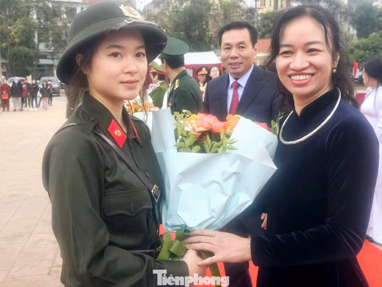 Lãnh đạo Thành ủy Lạng Sơn tặng hoa chúc mừng tân binh Hoàng Thị Ngọc Linh. Ảnh: Duy Chiến